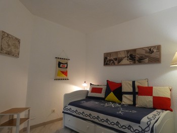 Lit canapé dans pièce de vie