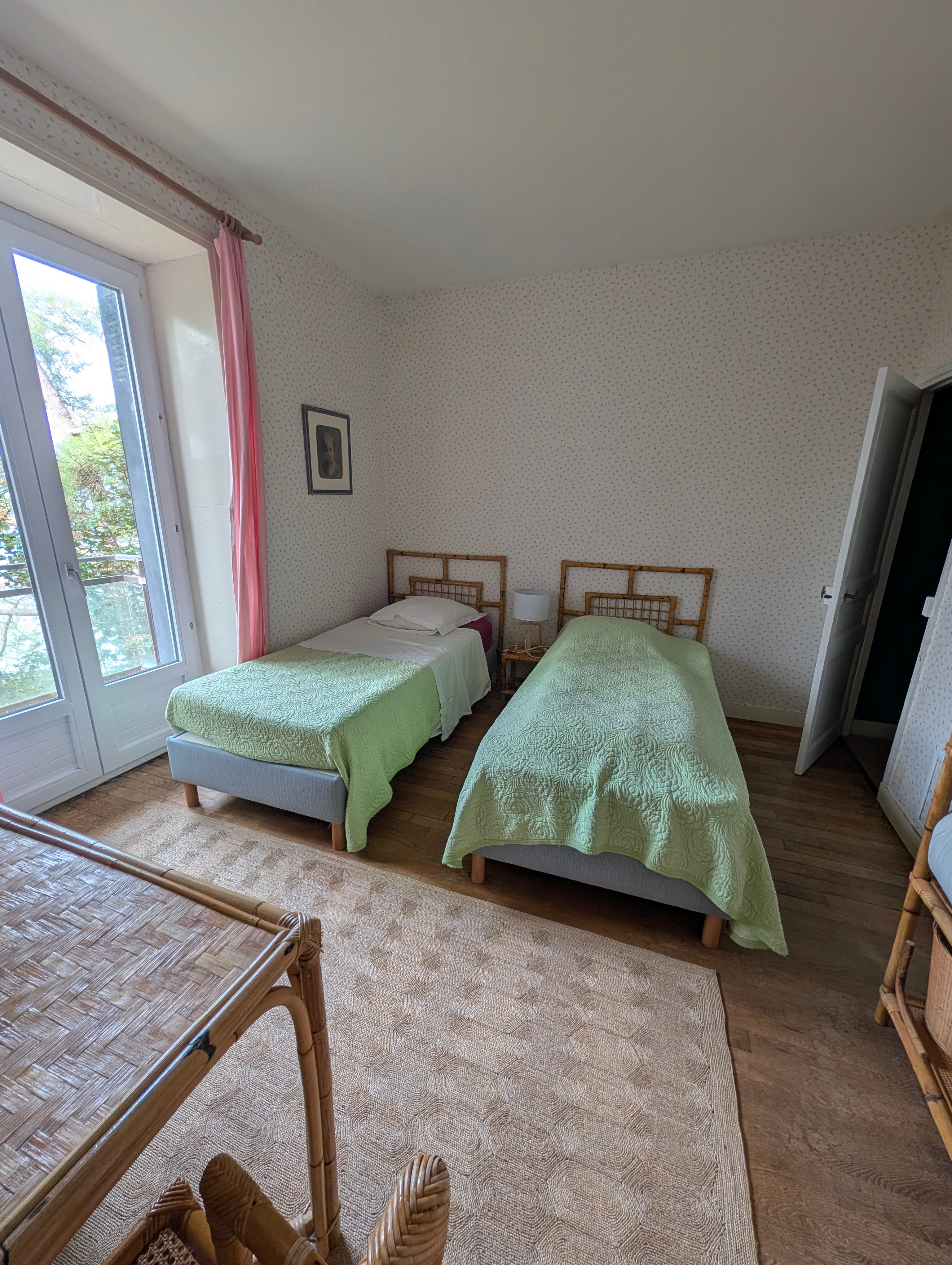 Room with 2 single beds