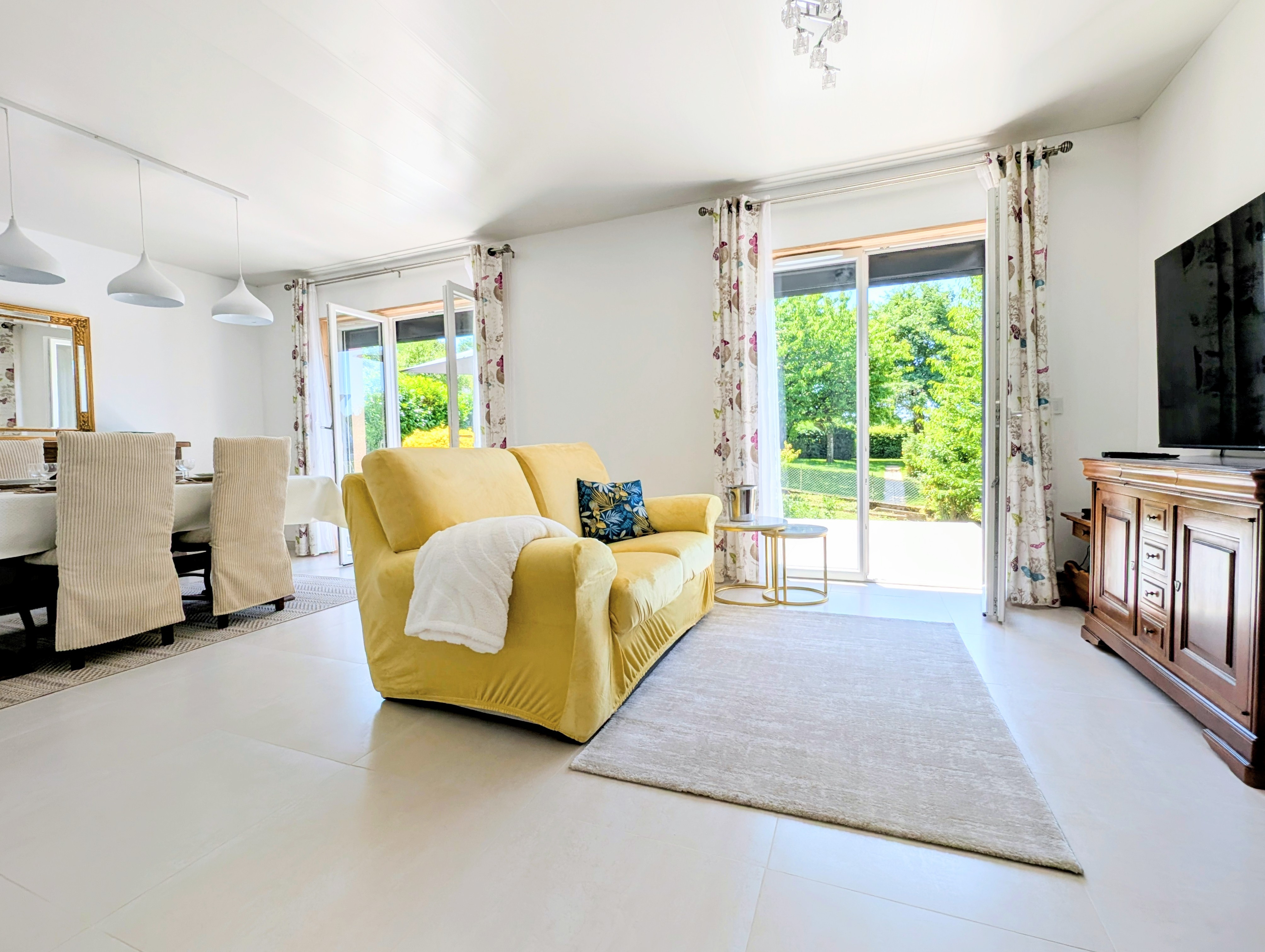 Salon confortable avec TV 4K