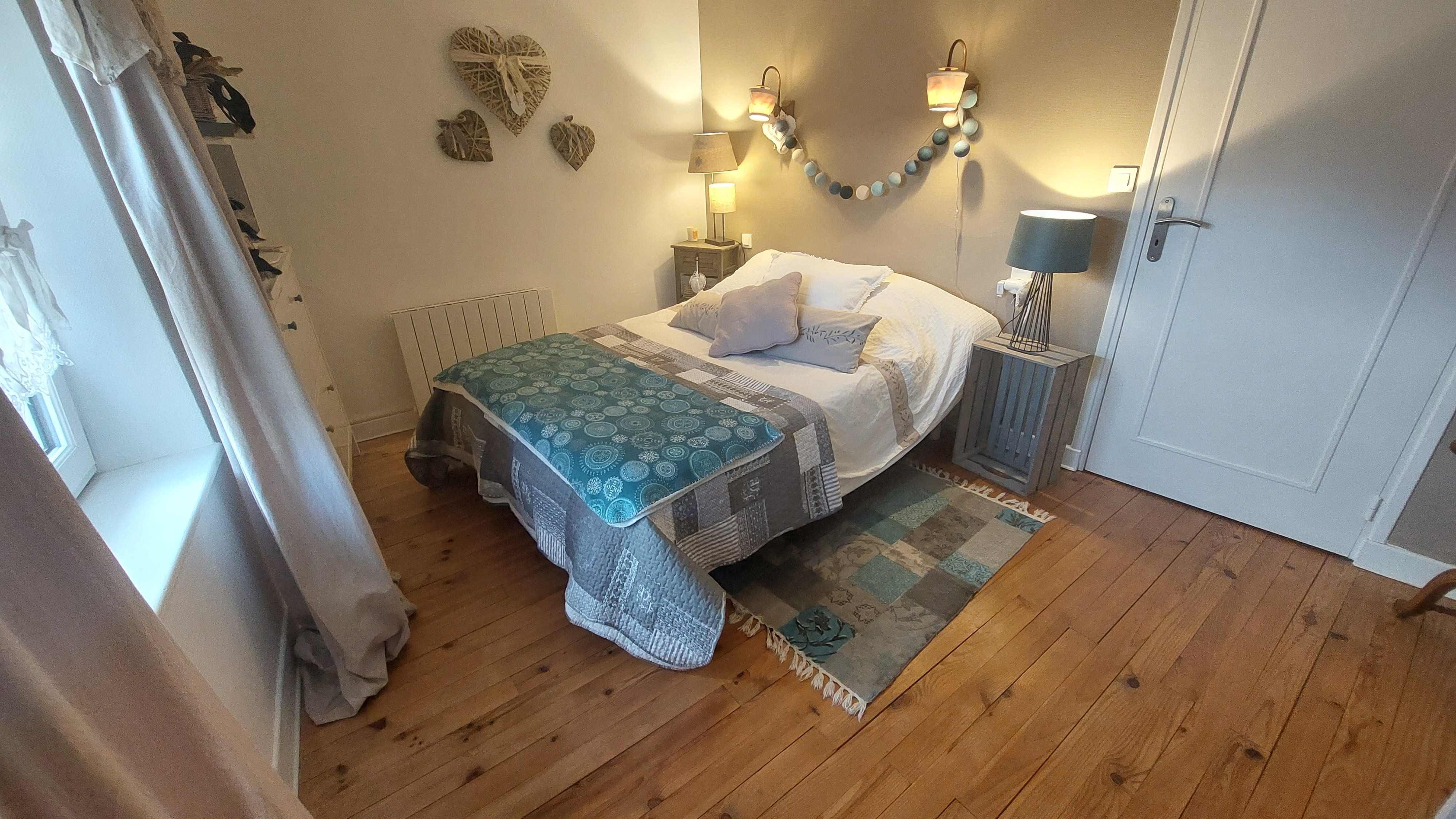 Deuxième chambre avec lit double, charme rustique et chaleureux