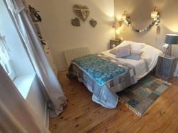 Deuxième chambre avec lit double, charme rustique et chaleureux