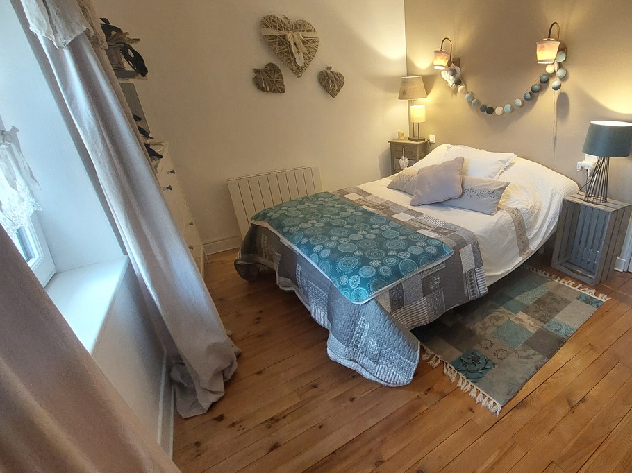 Deuxième chambre avec lit double, charme rustique et chaleureux