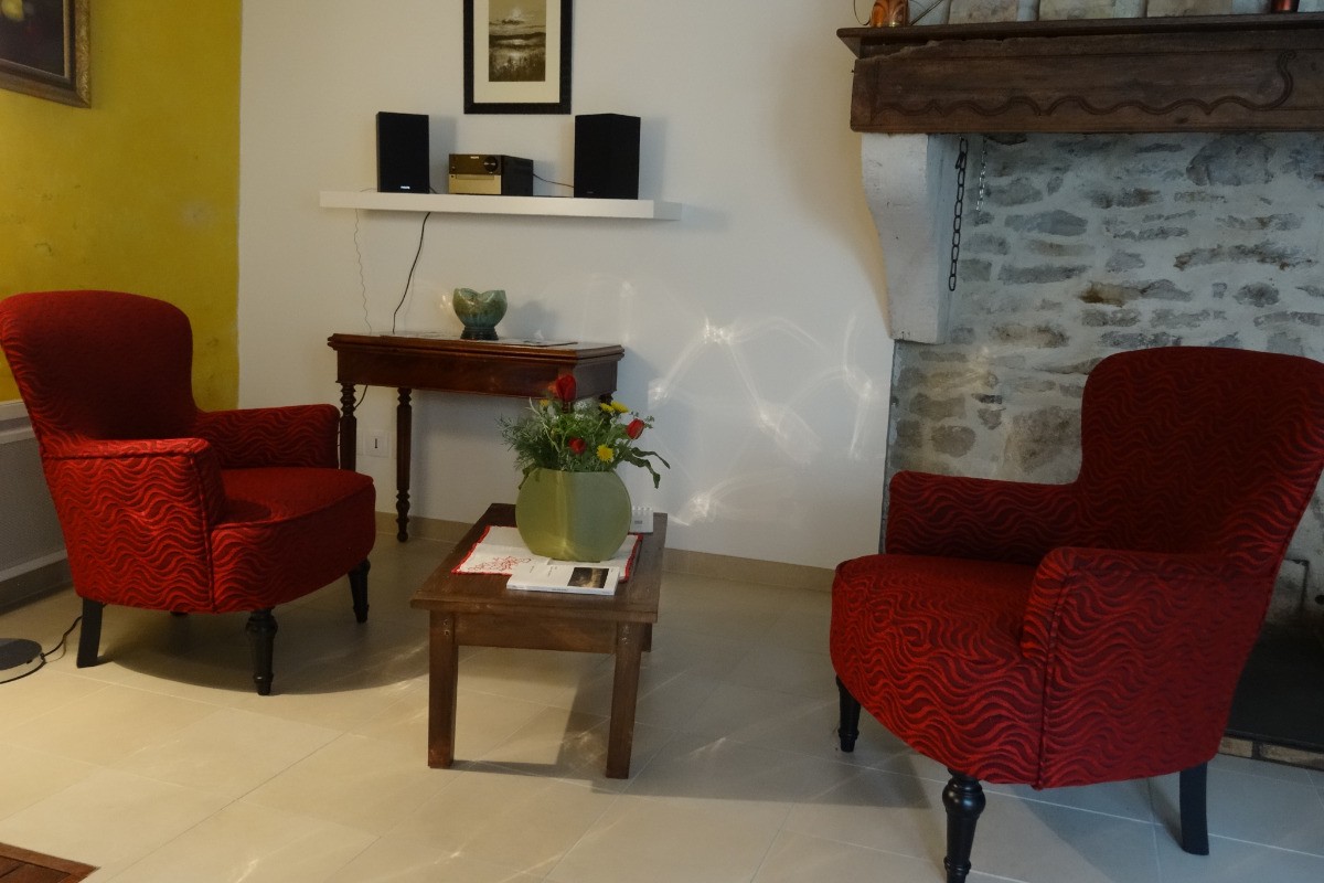 Le salon avec les reflets des façades EXYD-M - Gîte Bévau