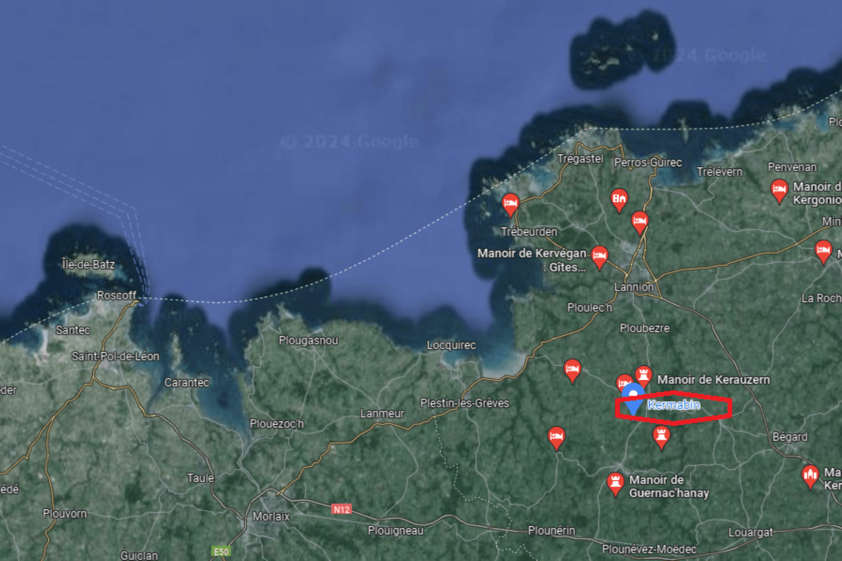 Idéalement située entre la baie de Perros Guirec et le Finistère