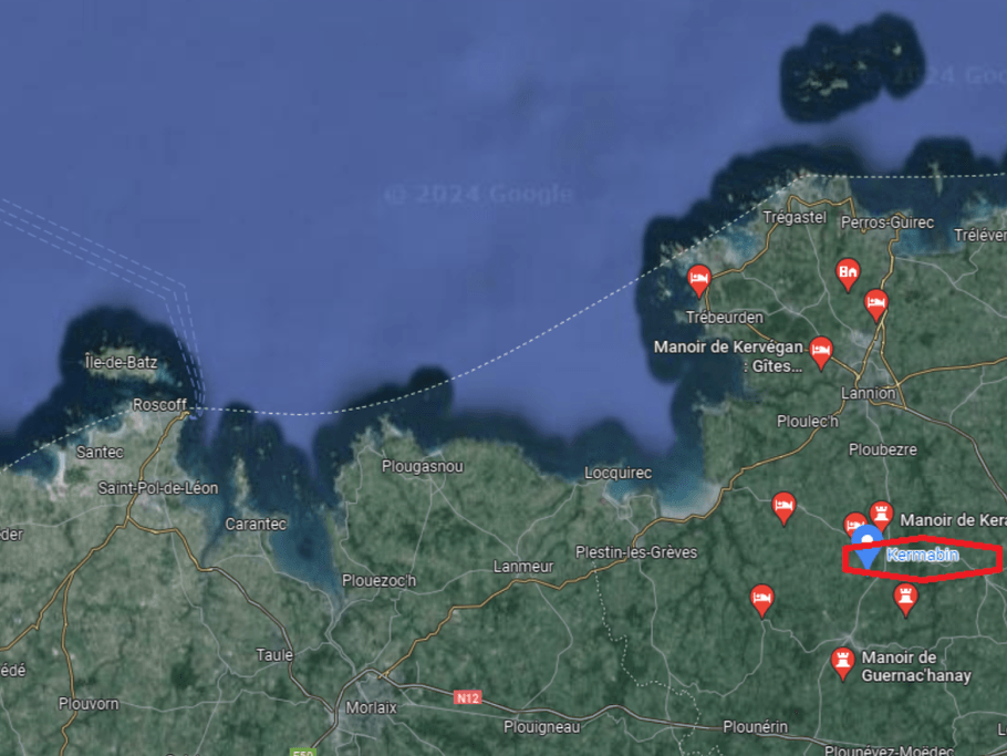 Idéalement située entre la baie de Perros Guirec et le Finistère