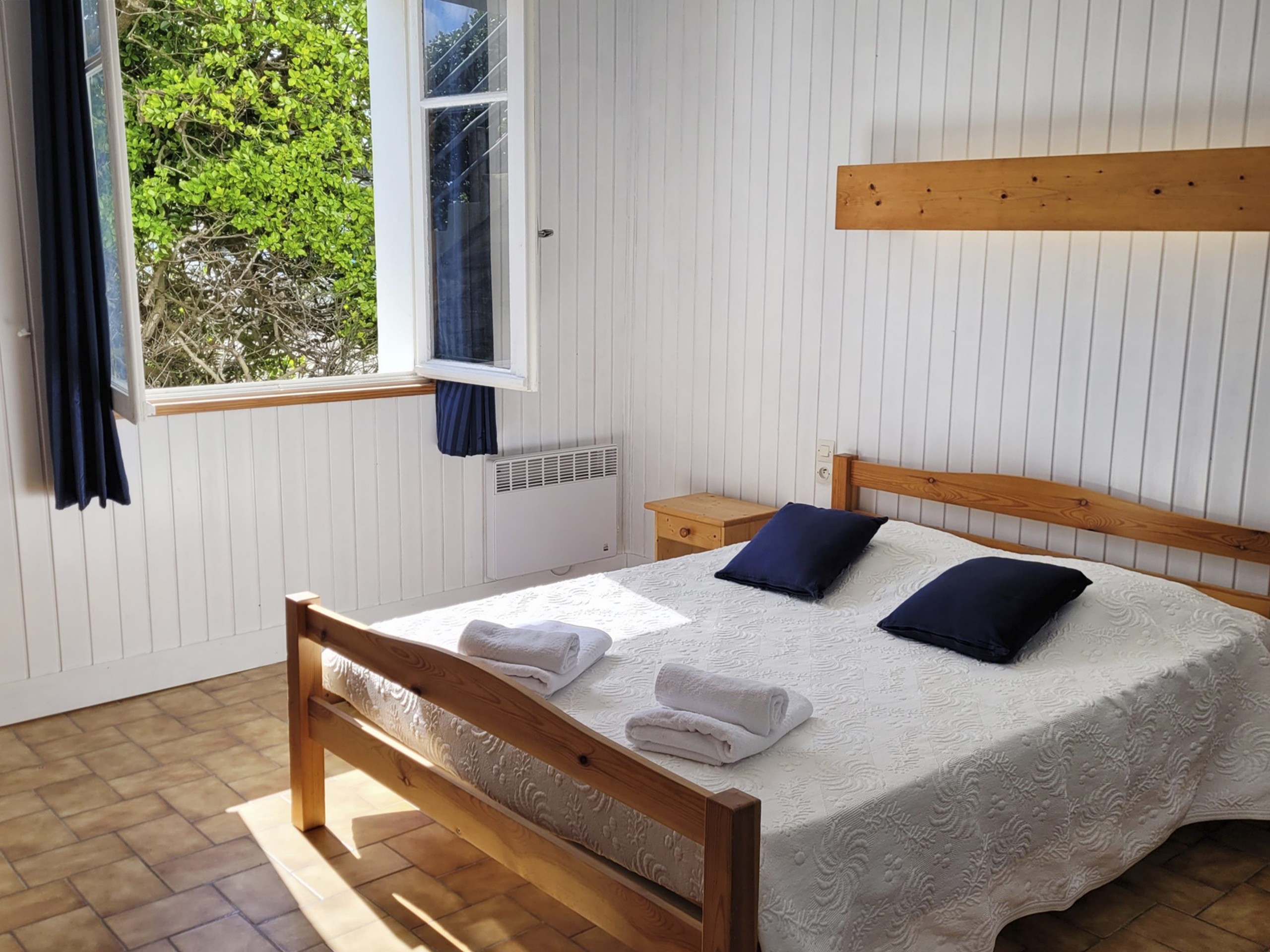 Bedroom 1: Bed 140