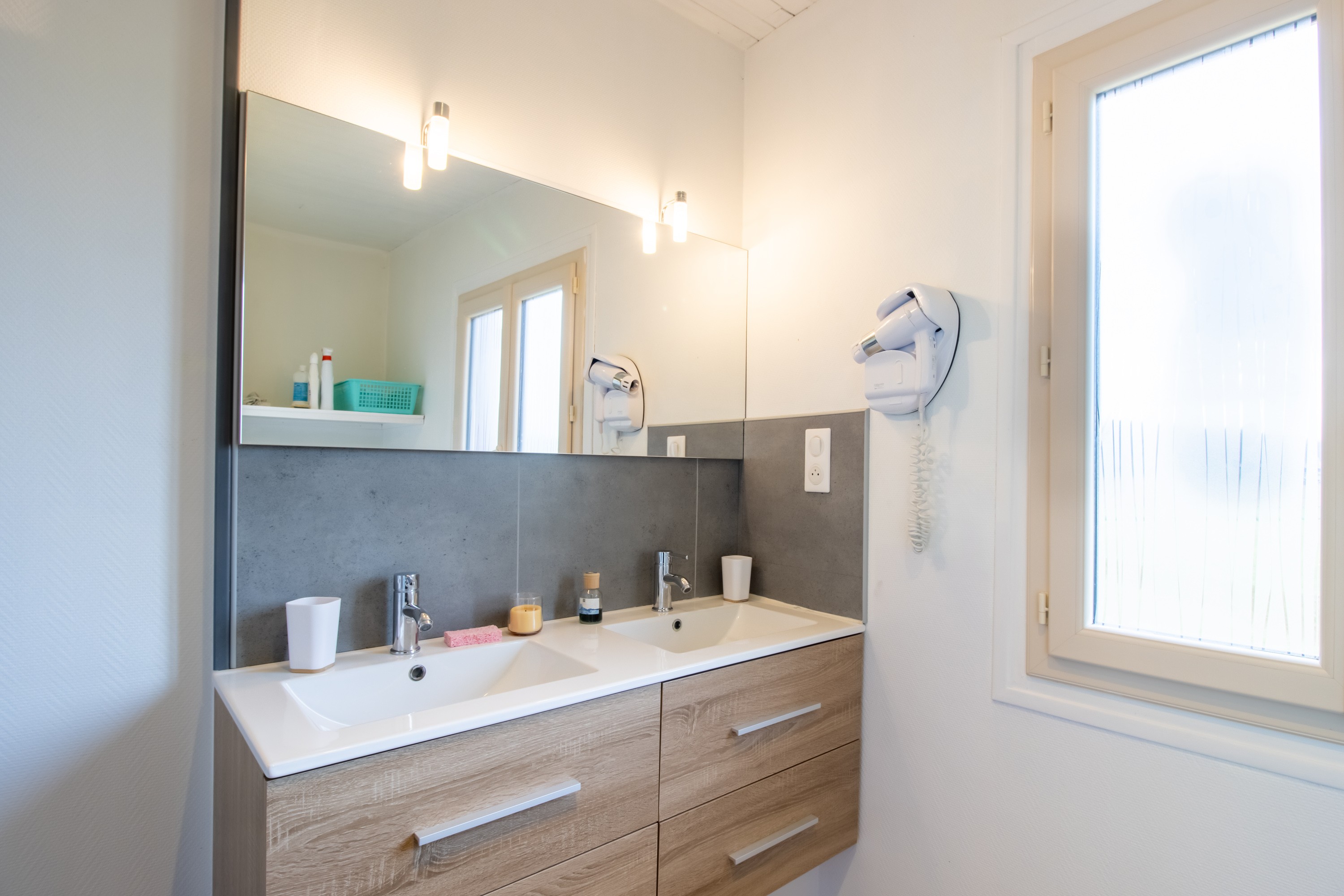 Salle d'eau douche et double vasques
