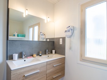 Salle d'eau douche et double vasques