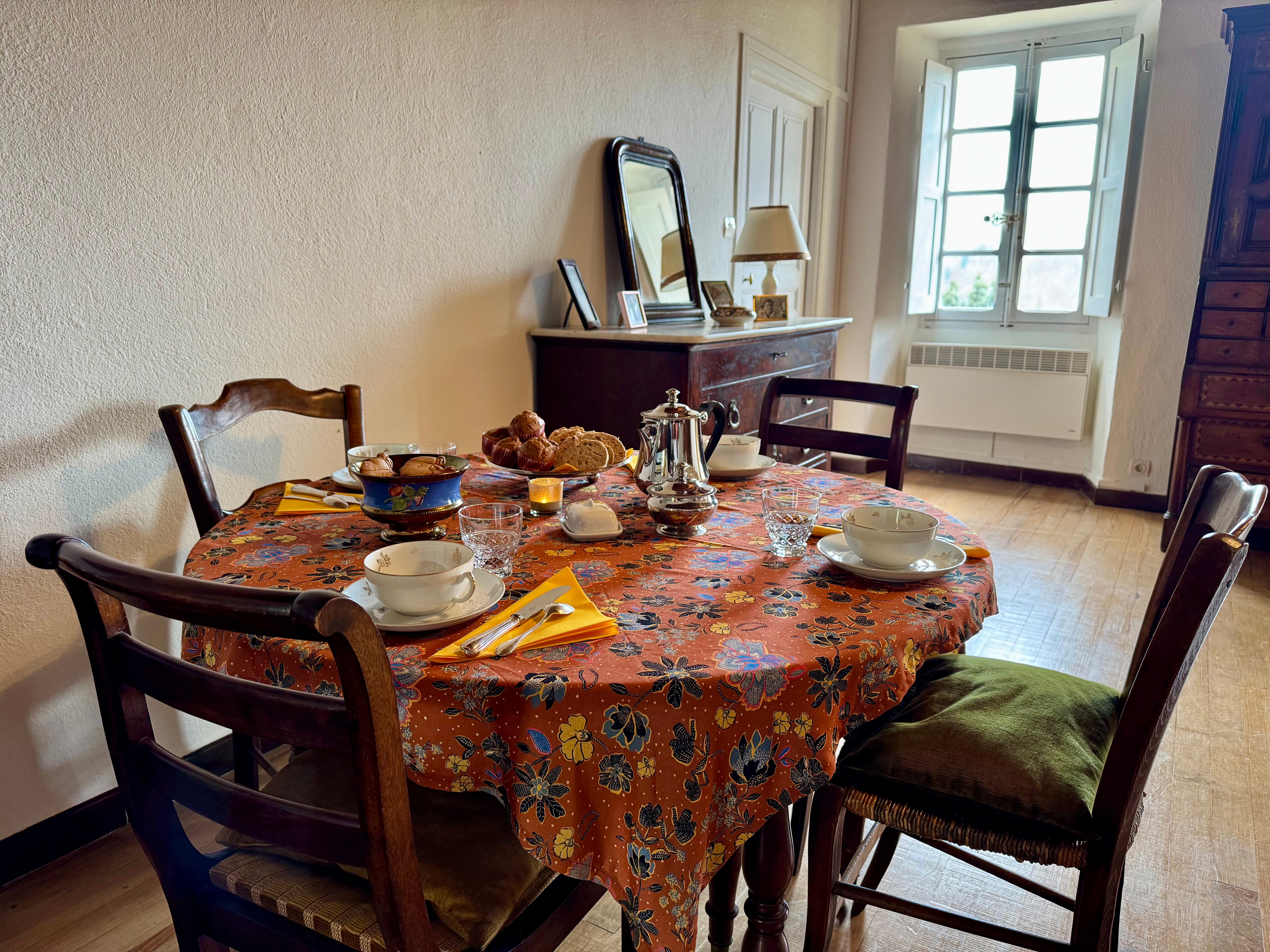 Petit déjeuner servi dans le salon ou en terrasse
