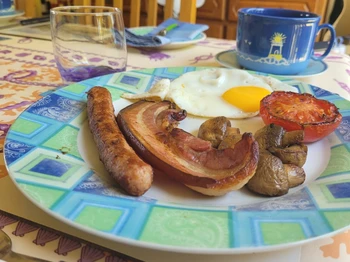 Chambre d'hôtes Clévacances, Ploluha, chez M. et Mme Mac Lachlan, exemple de petit déjeuner avec du salé pour commencer la journée avec gourmandise !