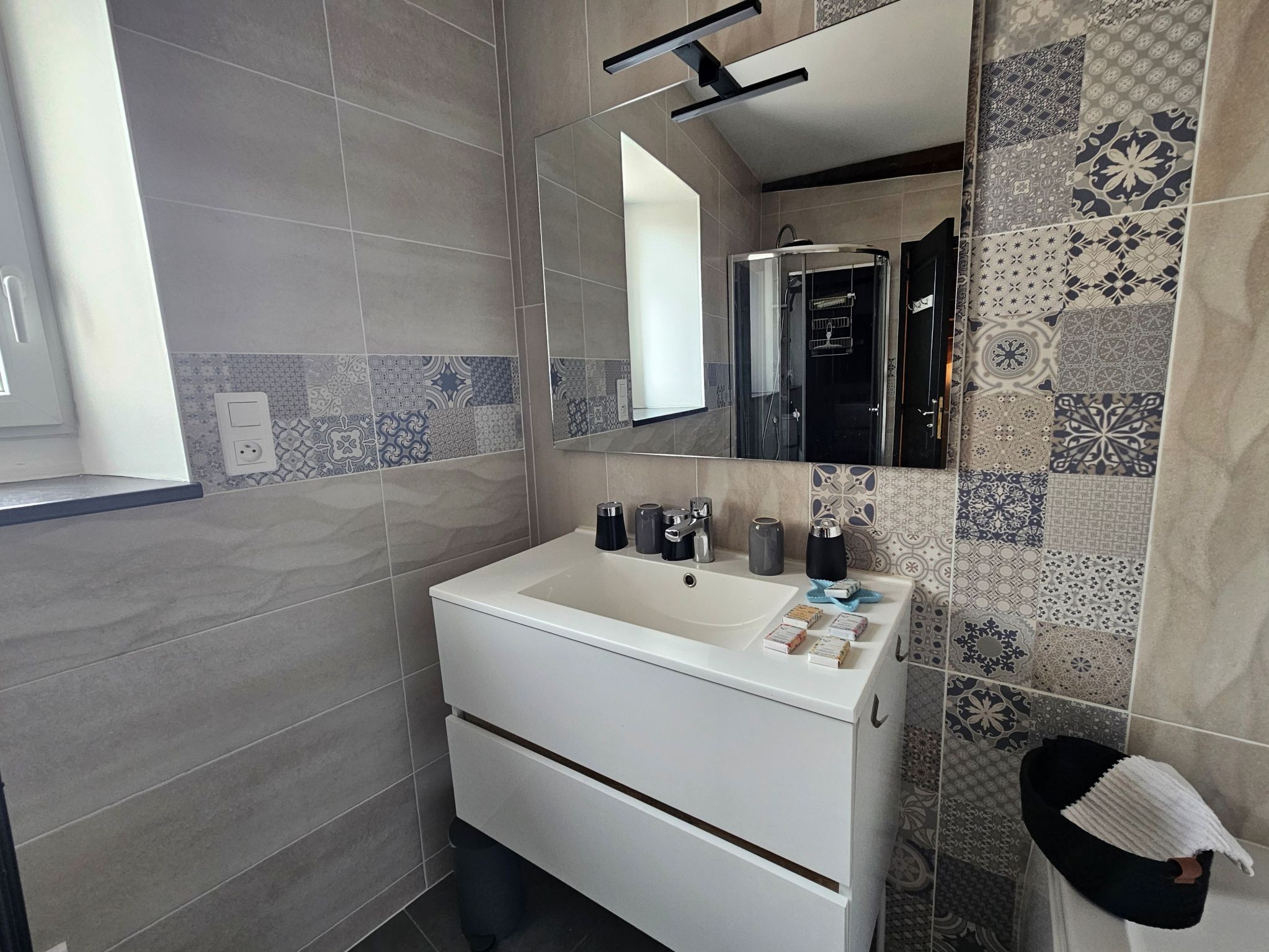 The bathroom with shower and toilet on the 1st floor of the Logis de La Passerelle in Port d'Envaux