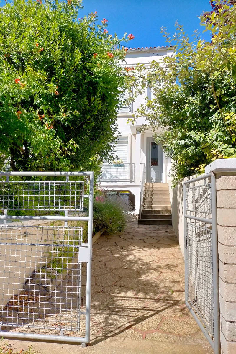 Façade de l'entrée de la maison où se situe les appartements de Royan en charente maritime