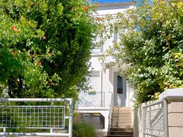 Façade de l'entrée de la maison où se situe les appartements de Royan en charente maritime
