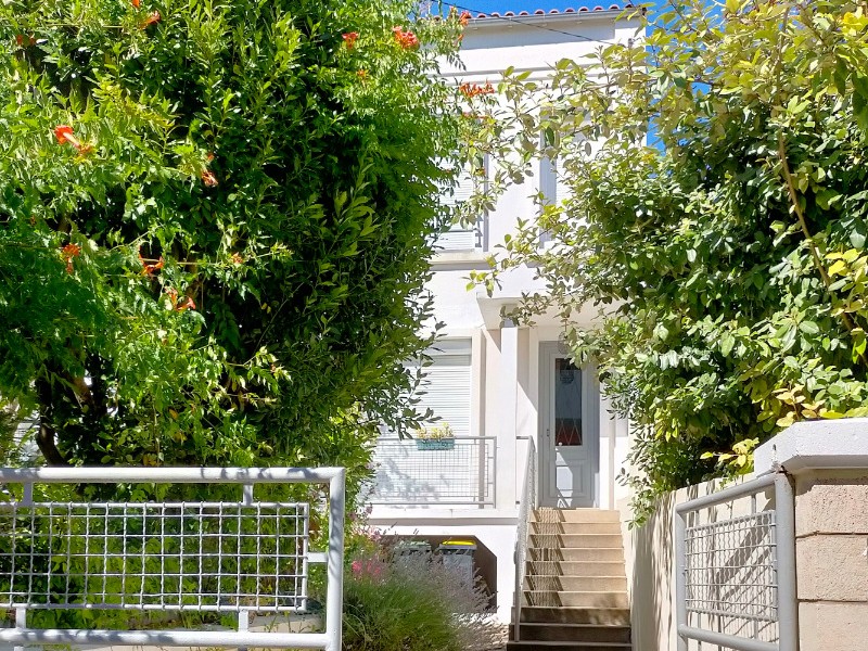 Façade de l'entrée de la maison où se situe les appartements de Royan en charente maritime