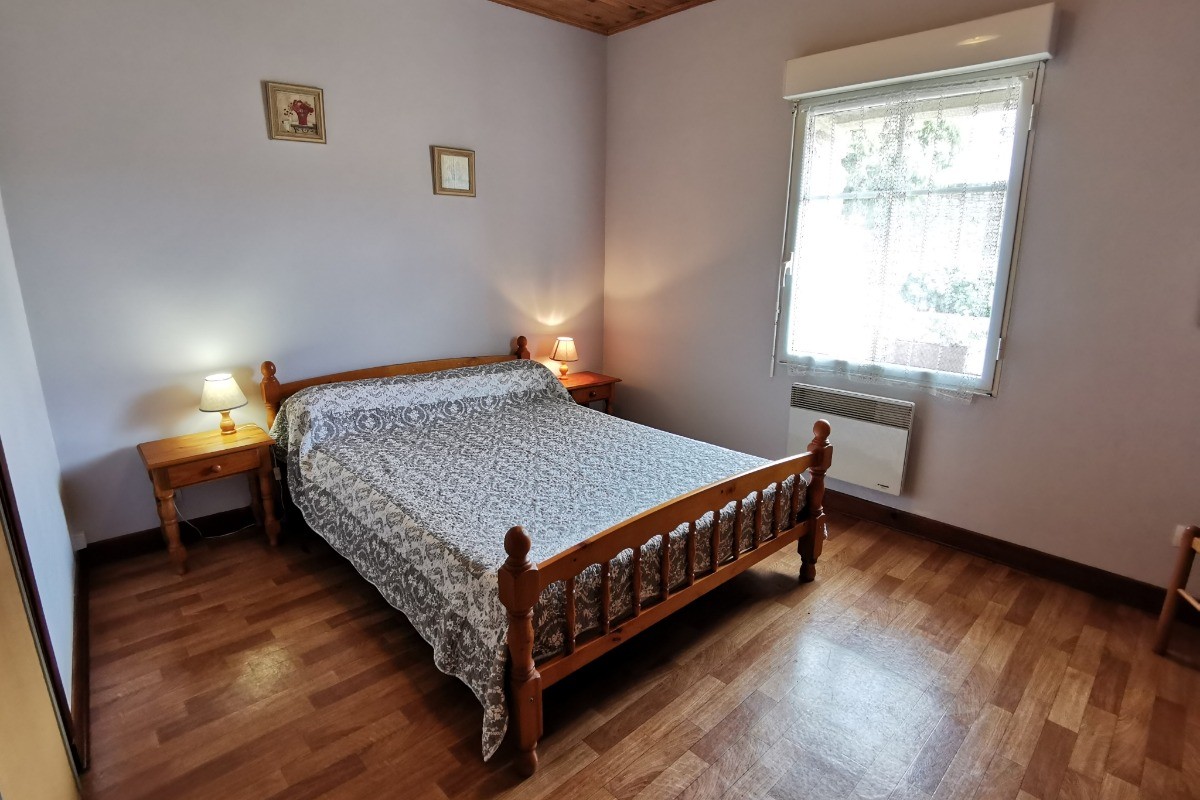 Une chambre avec un lit 140
