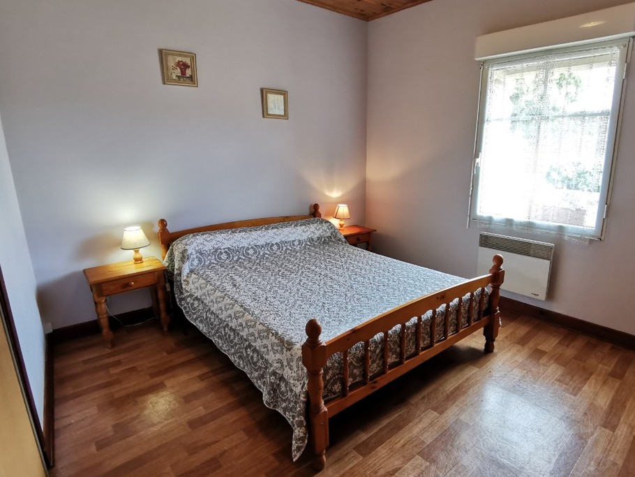 Une chambre avec un lit 140