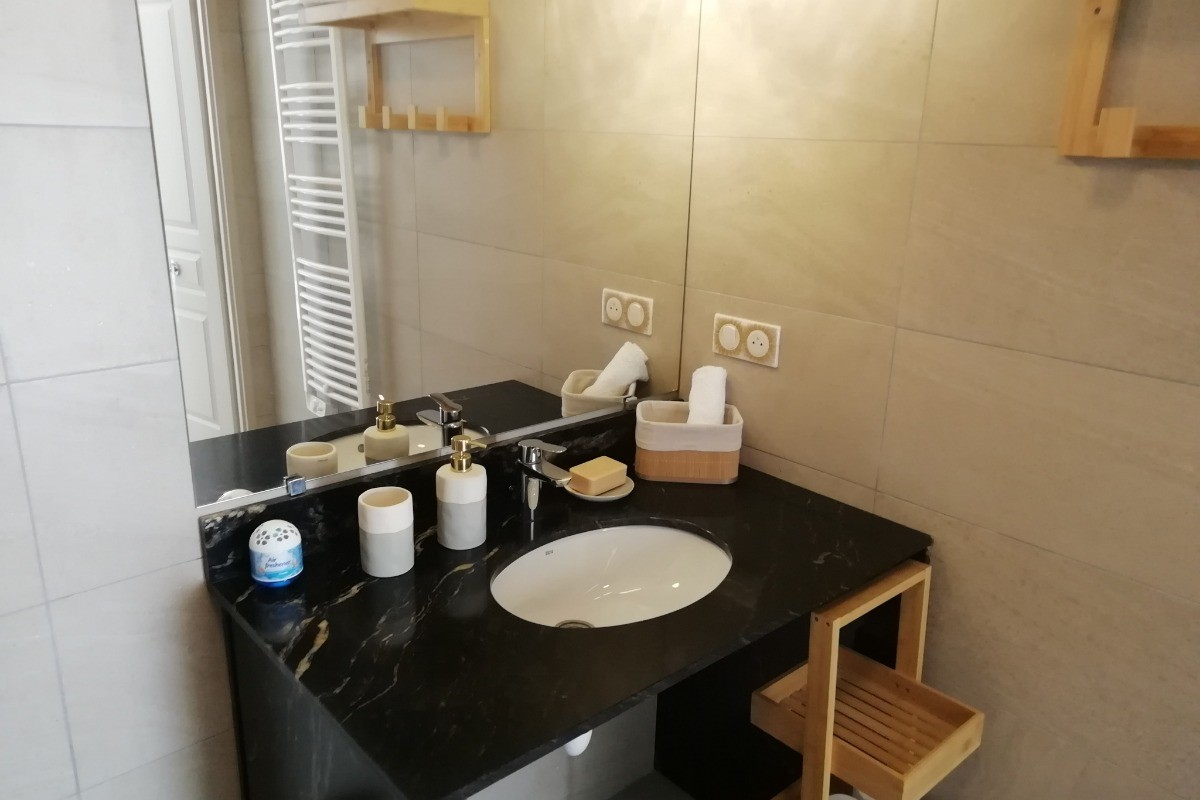 Salle de bain adapté PMR Le Pradal