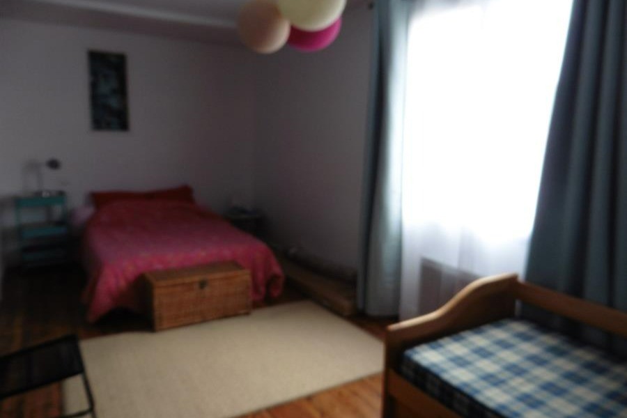 Chambre 1 avec un lit en 140 et deux lits en 90