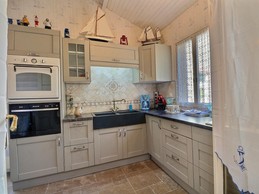 Cuisine toute équipée (lave-vaisselle, four, micro-ondes, petits électroménager, 4 feux, machine à café et machine expresso, etc.)