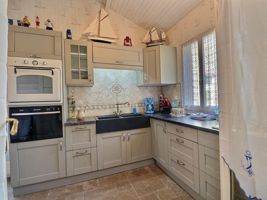 Cuisine toute équipée (lave-vaisselle, four, micro-ondes, petits électroménager, 4 feux, machine à café et machine expresso, etc.)