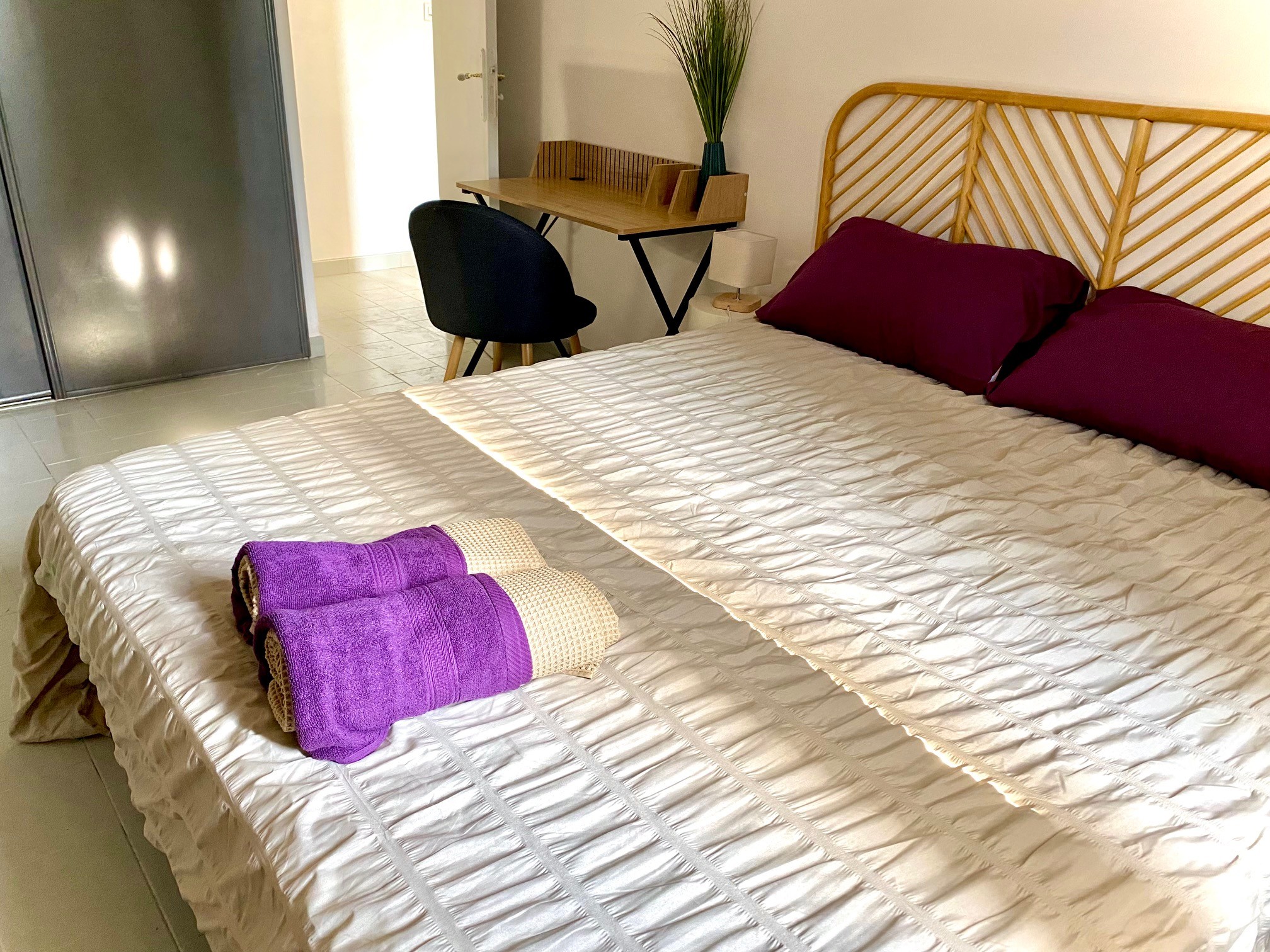 Chambre Quartz, lit de 160, ventilateur de plafond.