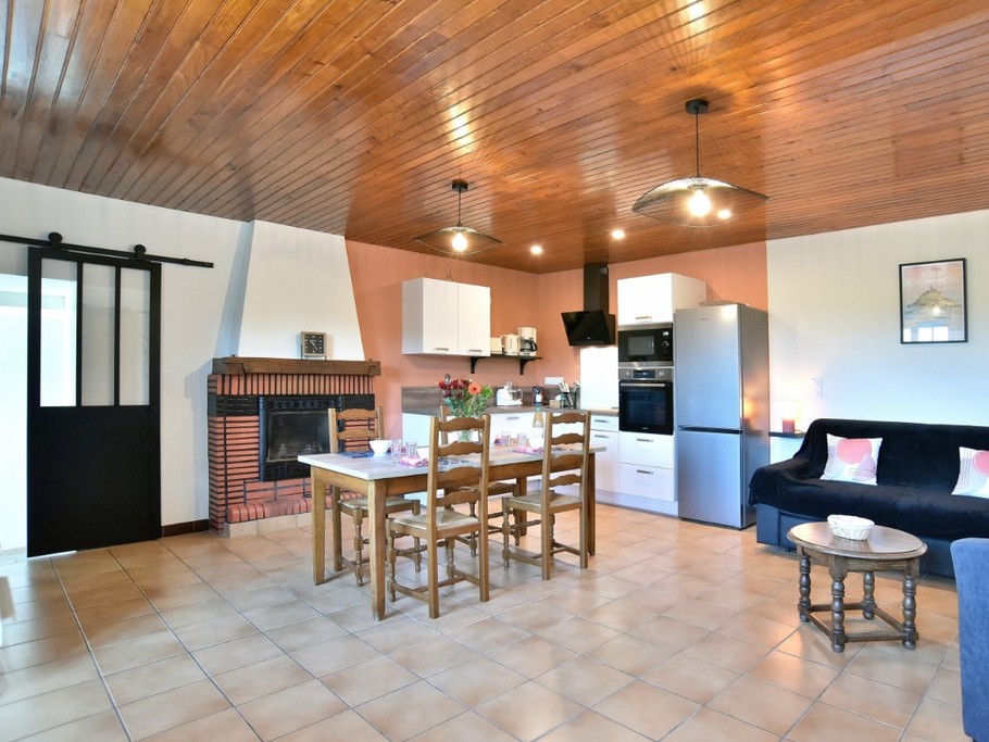 Pièce de vie avec un coin cuisine neuve et très bien équipée, un coin séjour et un coin salon (canapé-lit confortable et convertible de 140x190 cm)