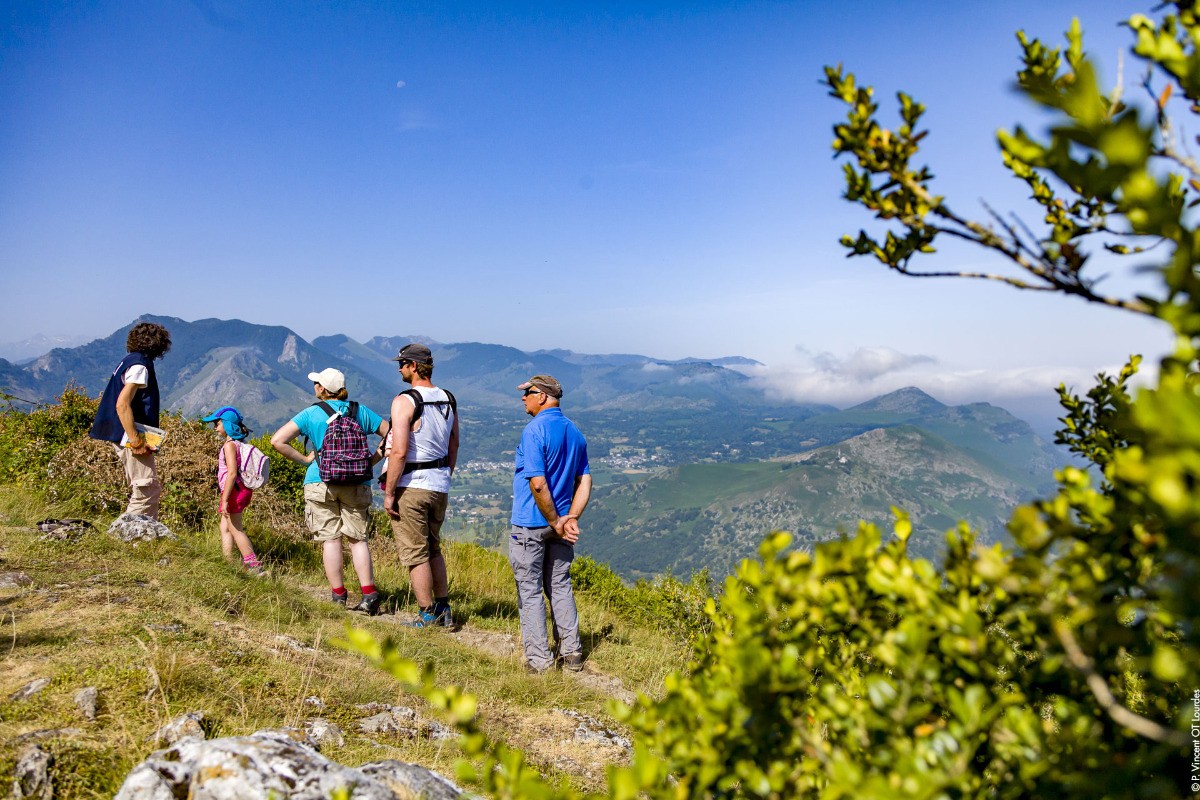 Le Pic du Jer qui surplombe Lourdes où par temps ensoleillé on a une vue des Pyrénées et des vallées alentours