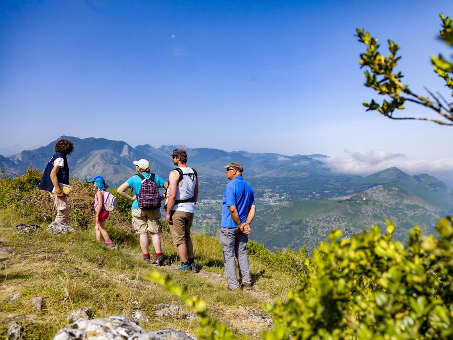 Le Pic du Jer qui surplombe Lourdes où par temps ensoleillé on a une vue des Pyrénées et des vallées alentours