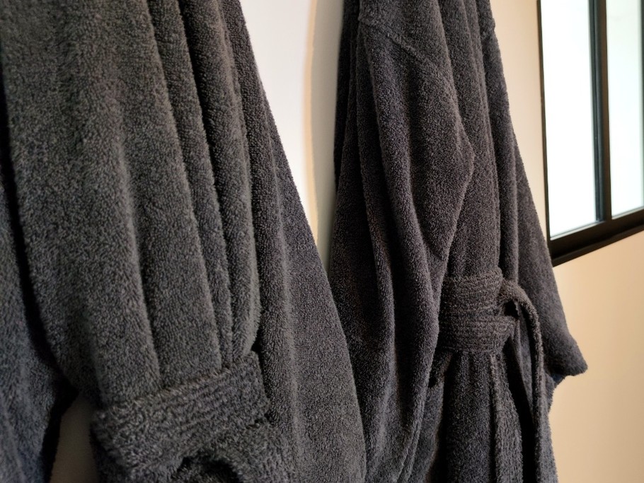 Peignoirs fournis pour la sortie de douche ou bien le SPA extérieur privatif.