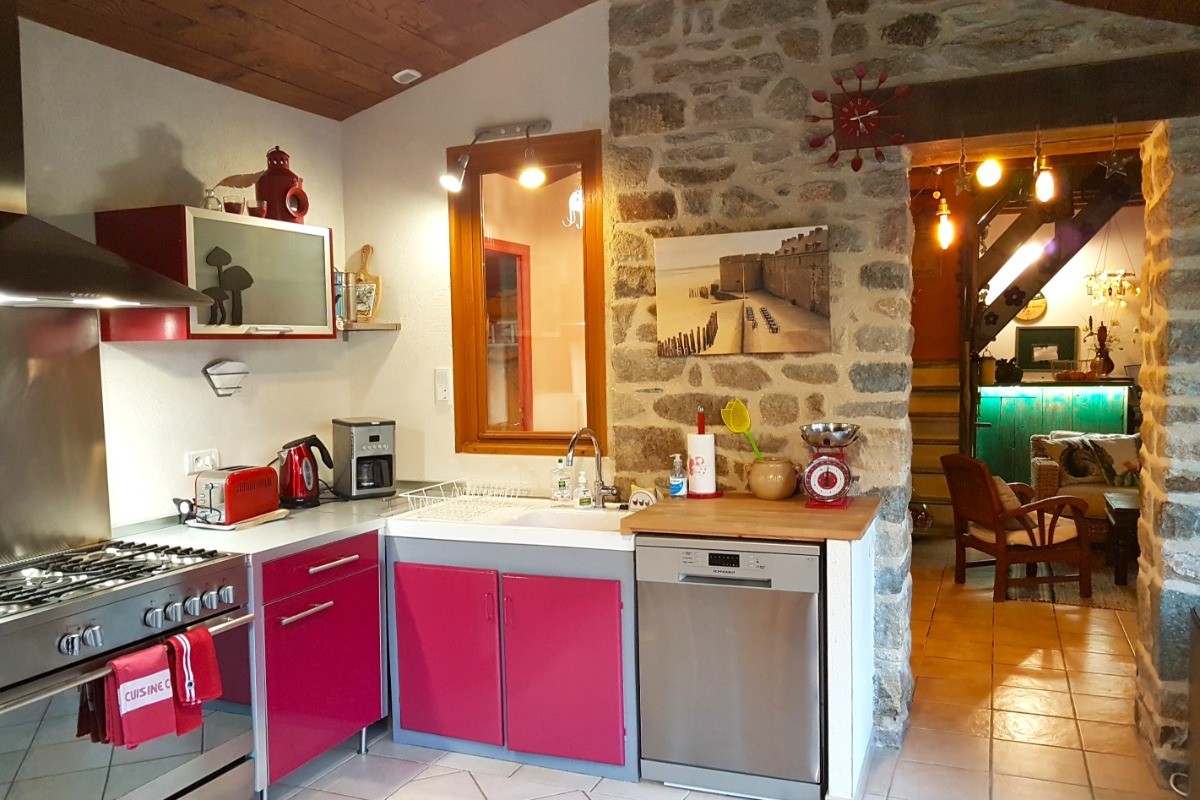 Jolie cuisine indépendante et lumineuse dans la véranda. Parfaitement équipée. Table repas en plus du séjour.  Salon et séjour à proximité.