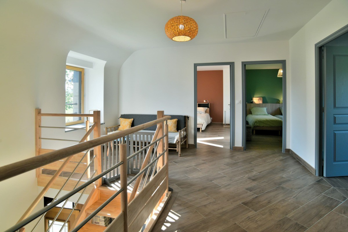 Grande mezzanine à l'étage au milieu de 4 chambres et de la salle d'eau. Coin banquette. Barrière enfant.