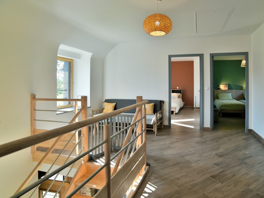 Grande mezzanine à l'étage au milieu de 4 chambres et de la salle d'eau. Coin banquette. Barrière enfant.