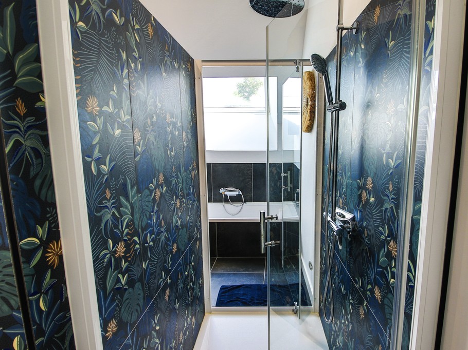 Chambre 1 : chambre spacieuse pour deux personnes avec lit 160x200 cm, TV, canapé, et sa grande salle de bain double vasques (baignoire et douche) et WC séparés.