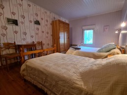 Chambre pour 3 personnes Le Logis des Granges, avec sa salle d'eau individuelle près de Surgères en Charente maritime