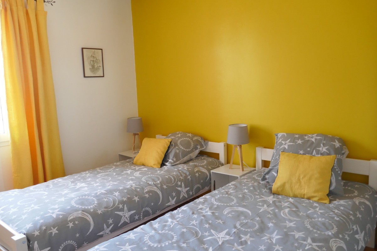 Chambre avec deux lits en 90 et un lit en 80