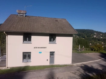 façade gite du Mourot avec porte menant à l'étage