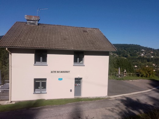 façade gite du Mourot avec porte menant à l'étage