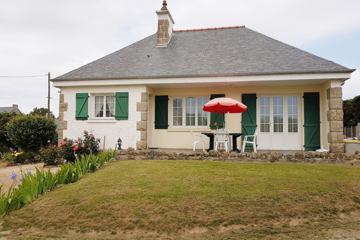Jardin et terrasse de la maison. Stationnement sur la propriété possible pour 2 voitures. et stationnement public à proximité.