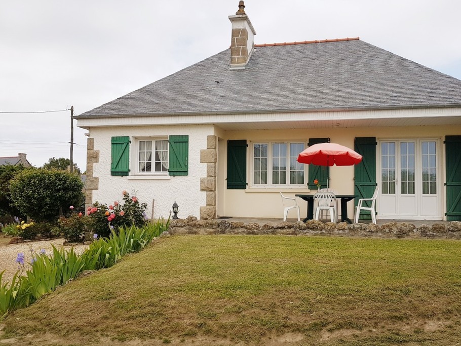 Jardin et terrasse de la maison. Stationnement sur la propriété possible pour 2 voitures. et stationnement public à proximité.