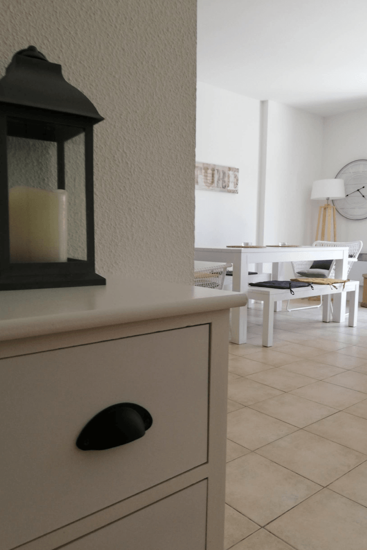 Entrée - Bienvenue - Bois - Décoration -  La Pinède Guesthouse - Gîte - Vielle-Saint-Girons - Landes -
Crédit photo : Céline