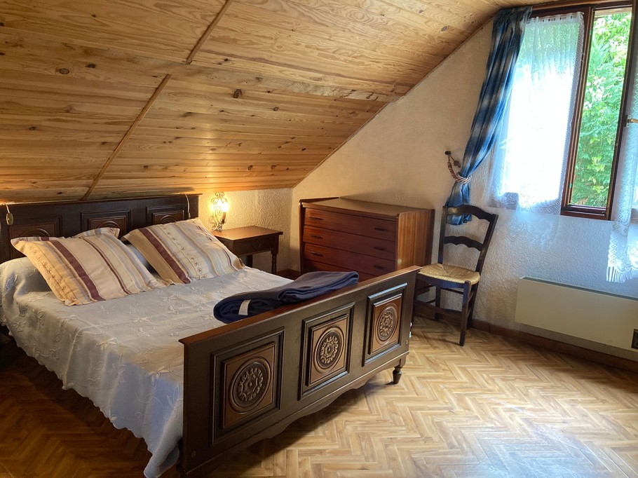 1ère chambre : 1 lit double + 1 lit simple