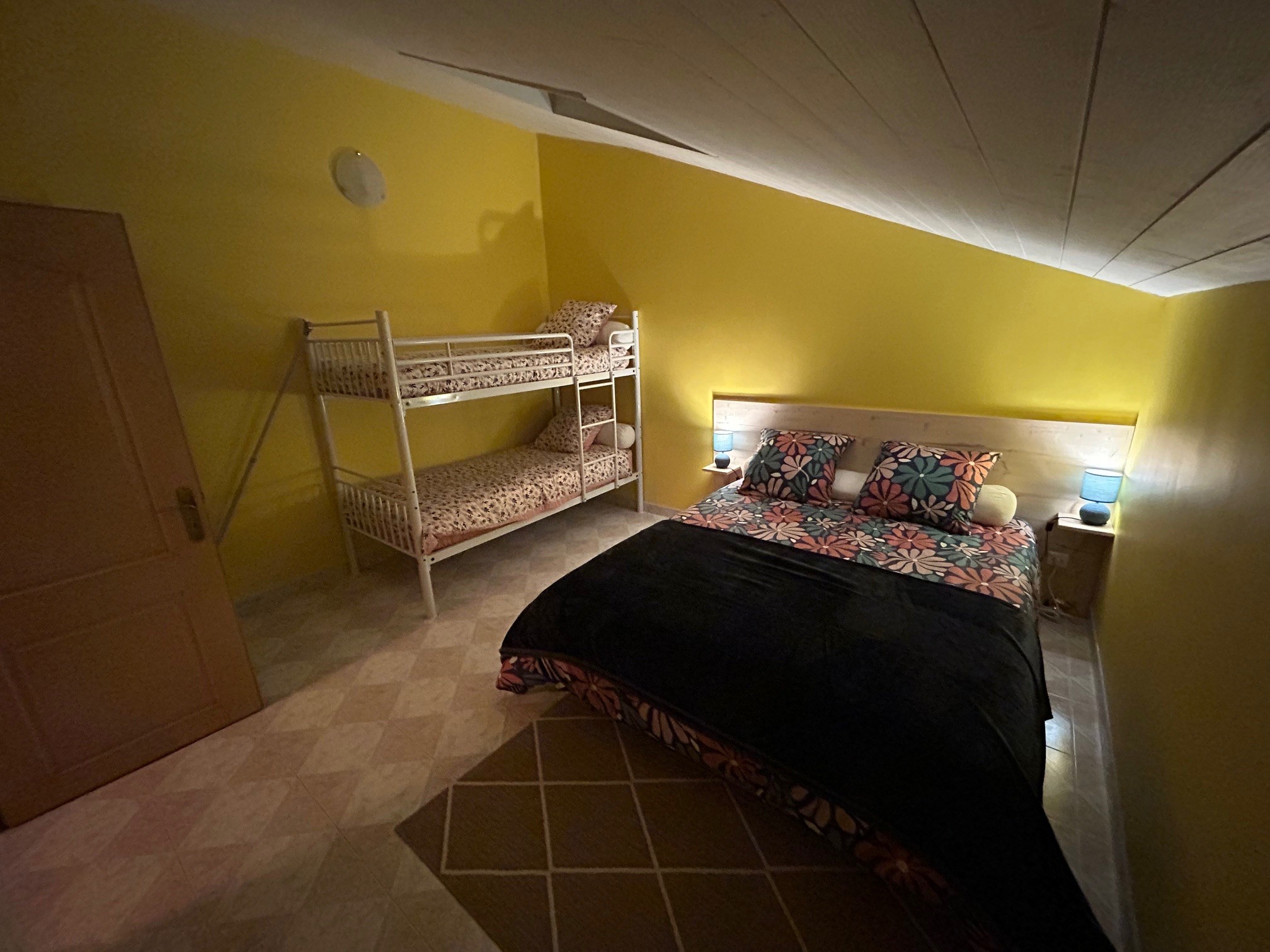 Chambre avec lit double + lit superposé