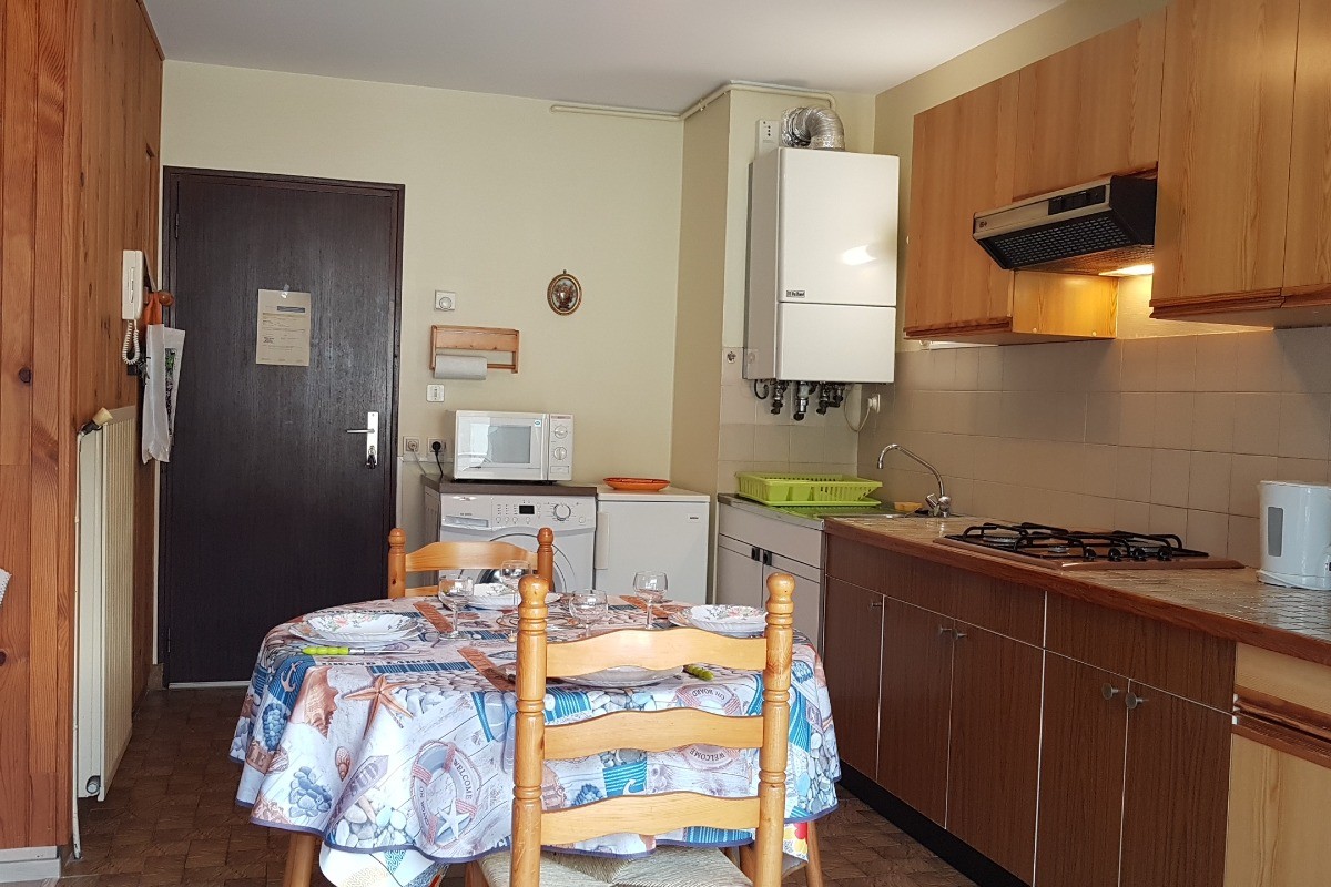 L'entrée, l'espace repas et la cuisine