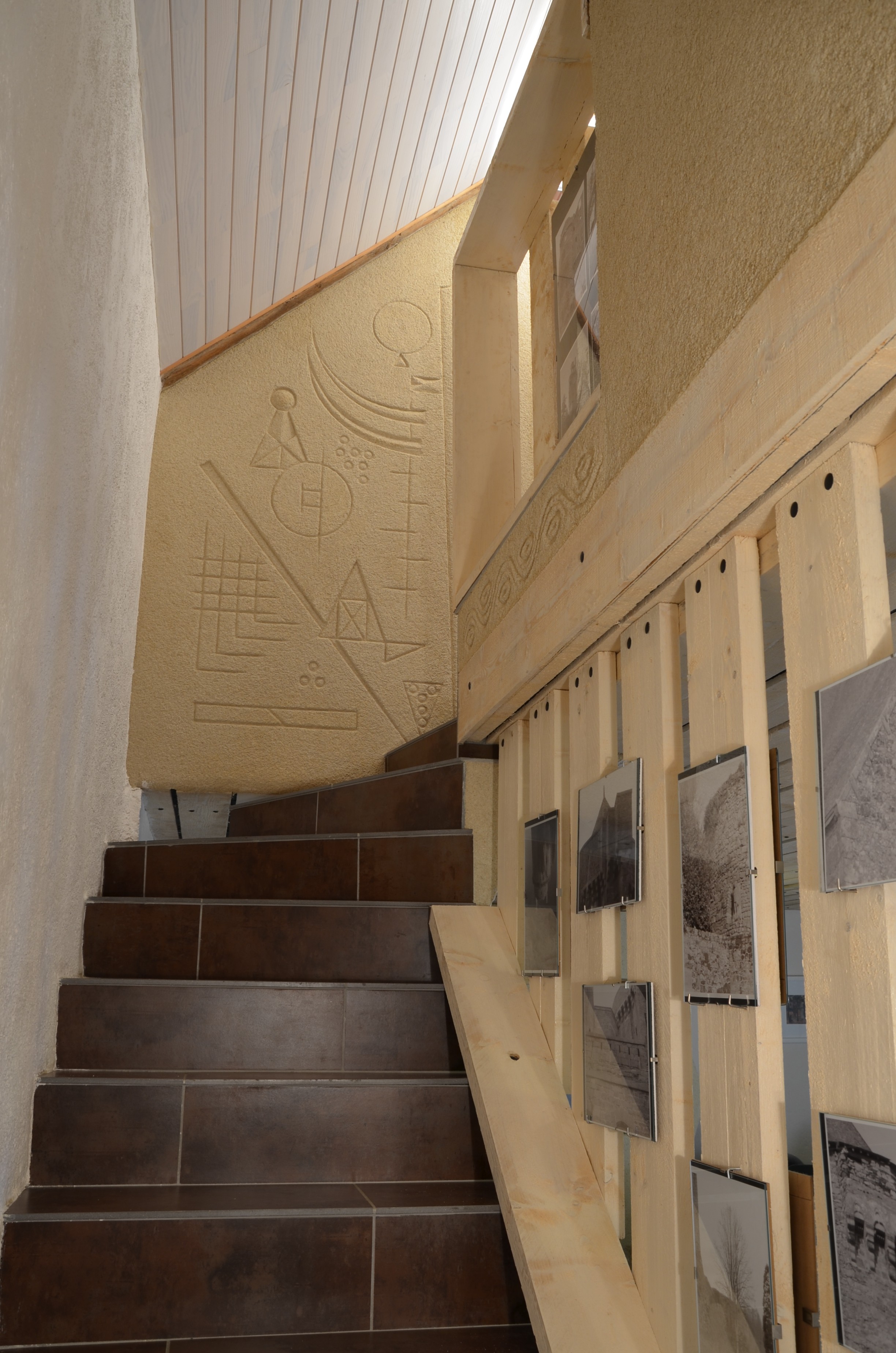 Escalier avec décoration murale réalisée par Pascal le propriétaire