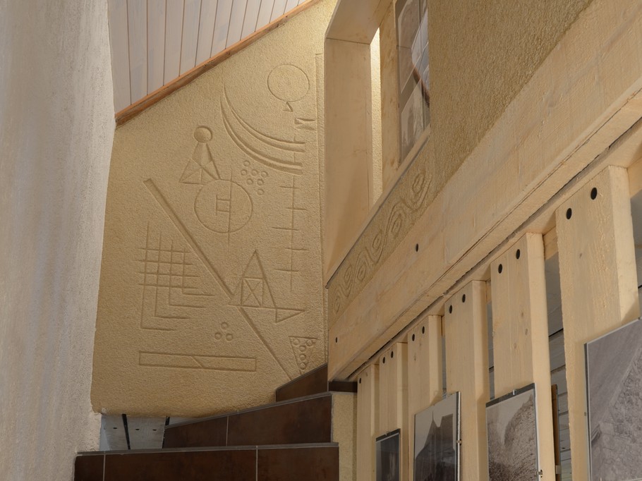 Escalier avec décoration murale réalisée par Pascal le propriétaire