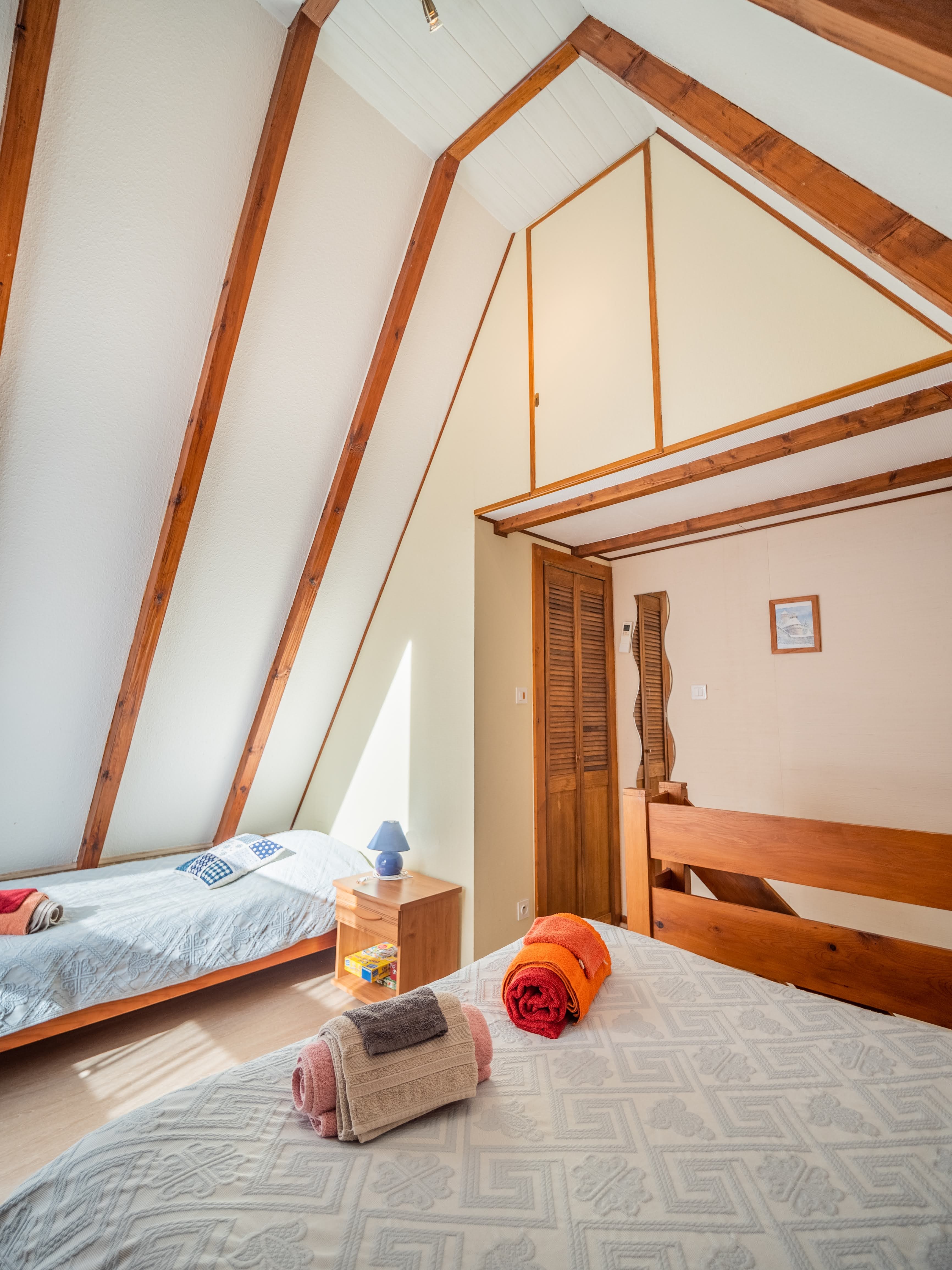 Chambre en mezzanine  (lit double et  1 lit 1 personne)