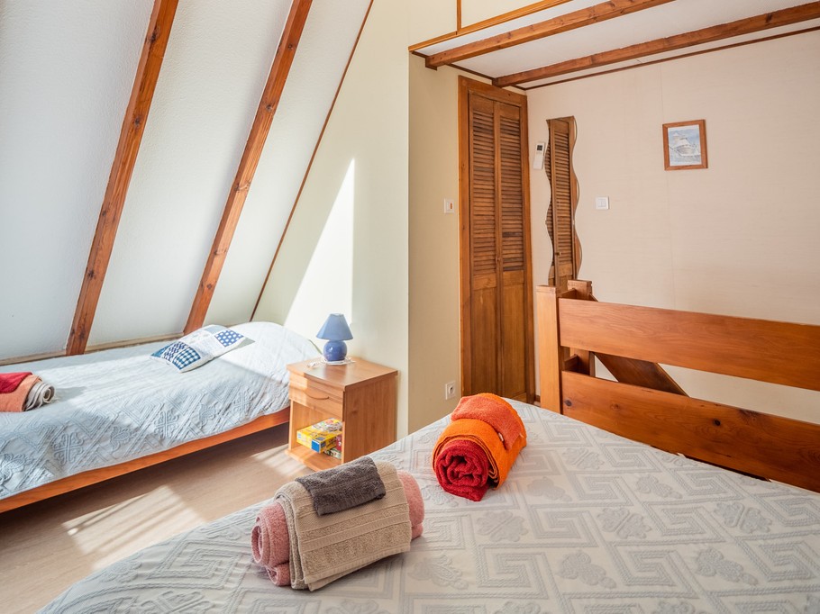 Chambre en mezzanine  (lit double et  1 lit 1 personne)