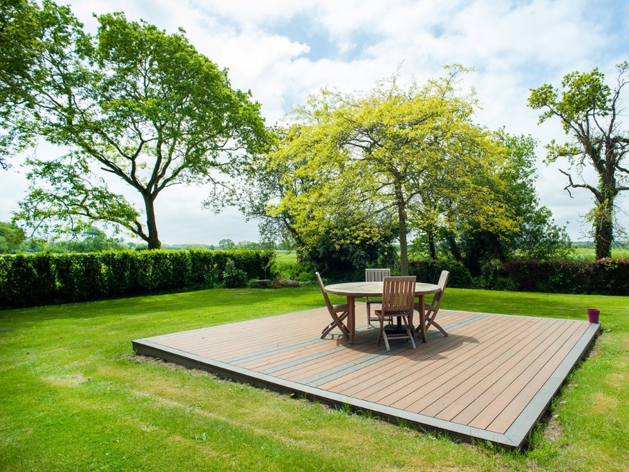 Terrasse et salon de jardin à disposition