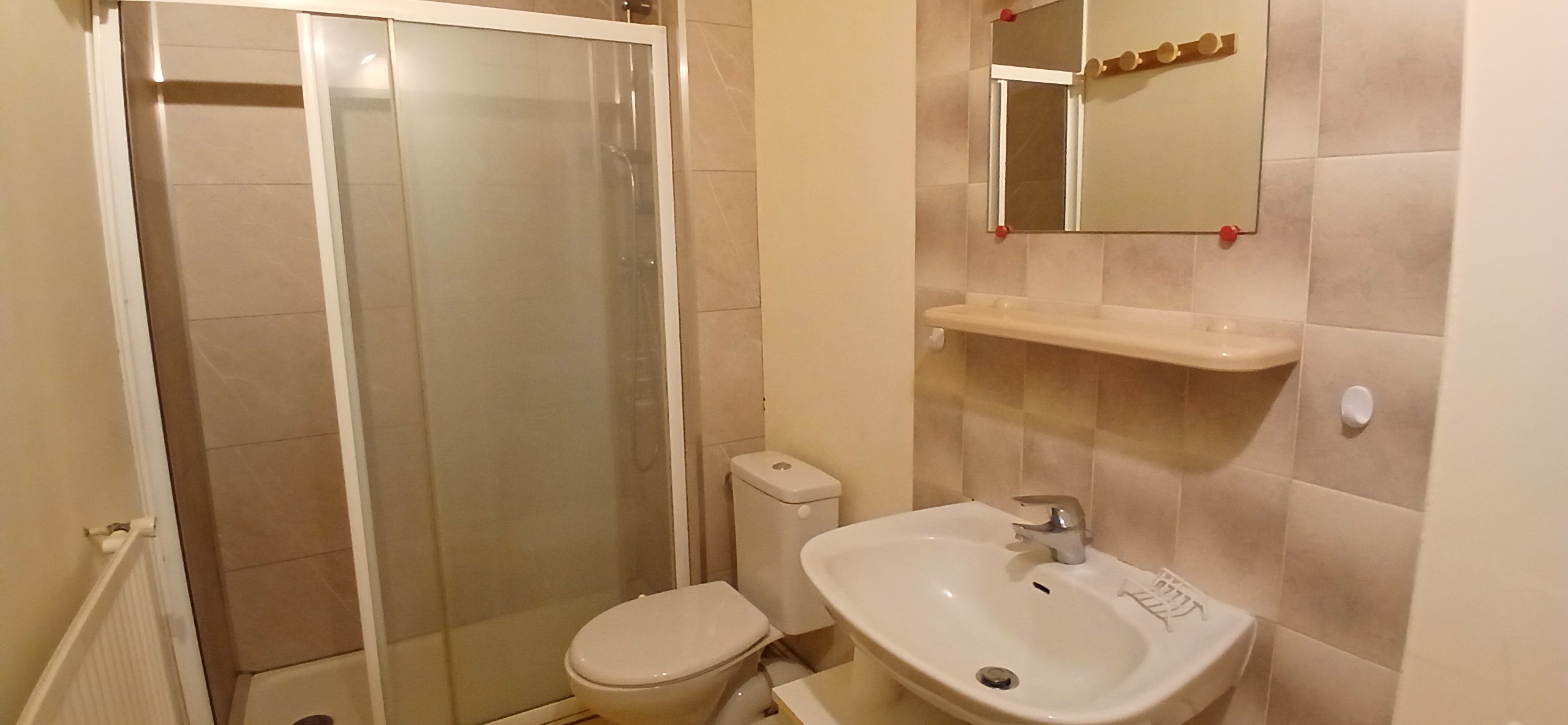 Gîte "Les Bannes", Saint Sauves d'Auvergne : The shower room with WC