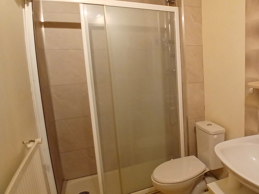 Gîte "Les Bannes", Saint Sauves d'Auvergne : The shower room with WC